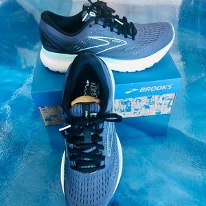 Women’s Brooks Glycerin 19 Running Shoes. Size 11